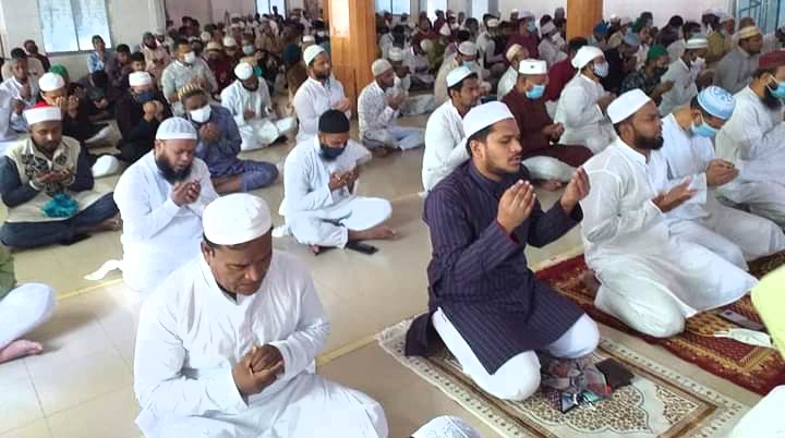 না:গঞ্জে মসজিদে ঈদ জামাত, করোনা থেকে মুক্তির প্রার্থনা