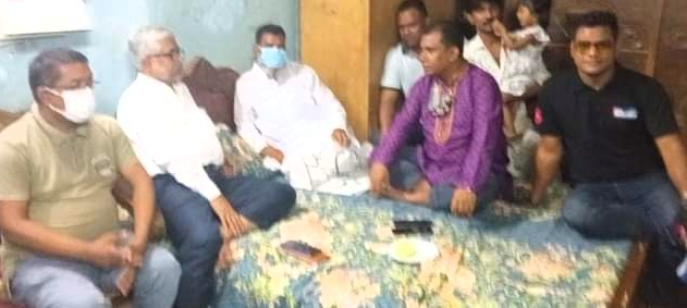 অসুস্থ্য মনির খানের শয্যাপাশে অ্যাডভোকেট সাখাওয়াত