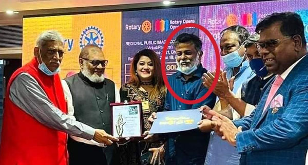 মন্ত্রীর পাশে ফেরারি আসামী, খুঁজে পায়না পুলিশ!