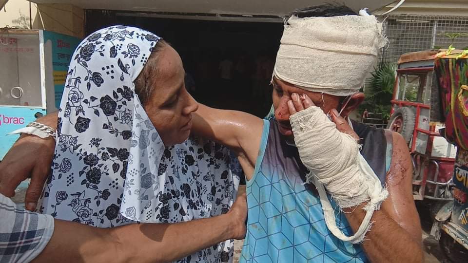 মাদক ব্যবসায় রাজি না হওয়ায় যুবককে কুপিয়ে রক্তাক্ত জখম