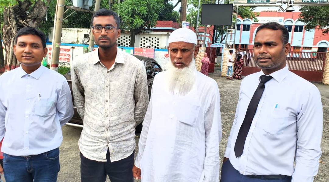 জামিনে কারামুক্ত ফতুল্লার ব্যবসায়ী পিতা-পুত্র