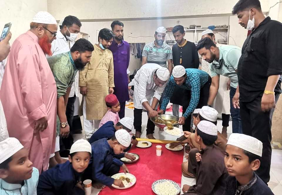 জন্মদিনে এতিমদের খাওয়ালেন ছাত্রদল সভাপতি খোকন