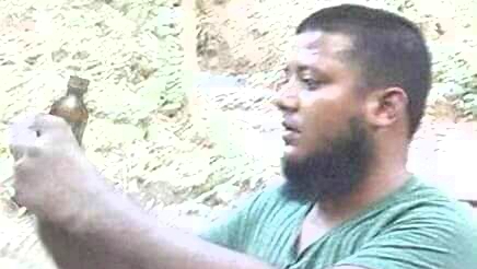 সিদ্ধিরগঞ্জে কথিত সাংবাদিক ইমরানের ফেনসিডিল খাওয়ার ছবি ভাইরাল