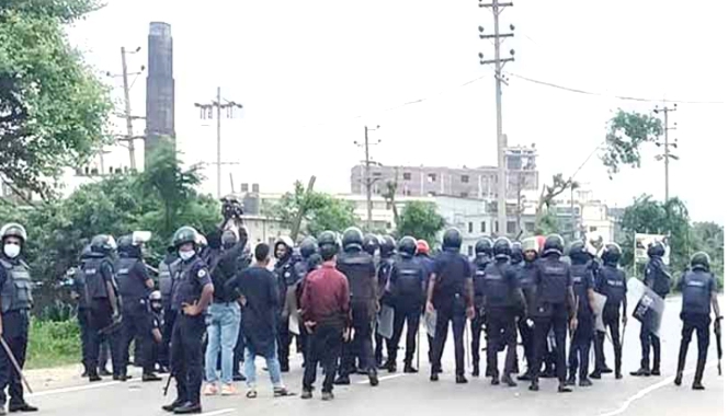 রূপগঞ্জে অগ্নিকাণ্ড: শ্রমিক বিক্ষোভ পুলিশের সাথে সংঘর্ষ