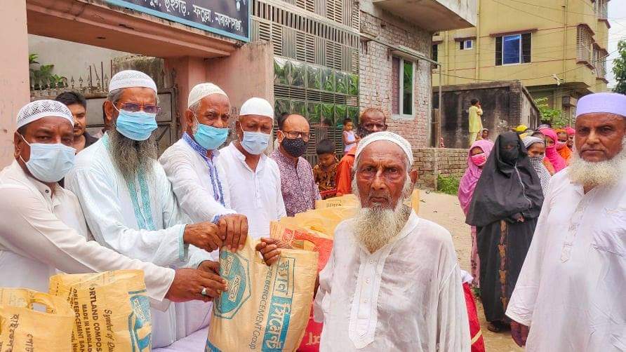 ভূইগড়ে যুবলীগ নেতার ঈদ সামগ্রী বিতরণ