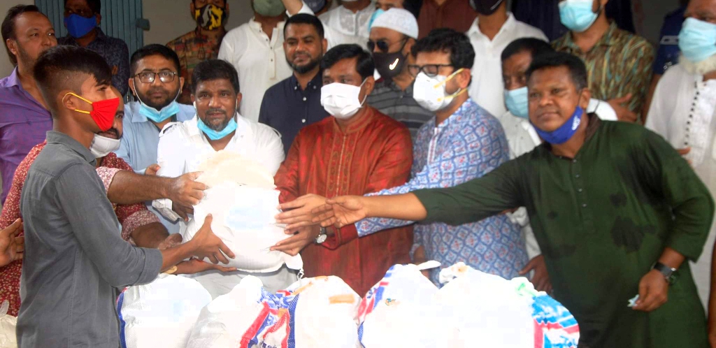 ১৬’শ পরিবহন শ্রমিকের পাশে না’গঞ্জ ক্লাব