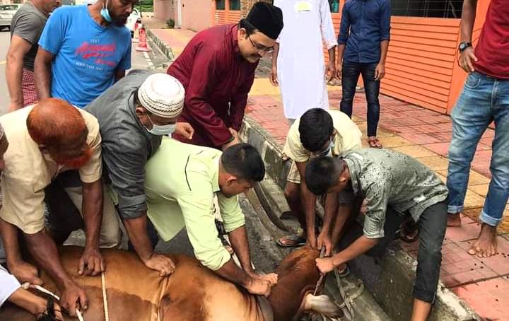 ত্যাগের মহিমায় নারায়ণগঞ্জের সর্বত্র পশু কোরবানি