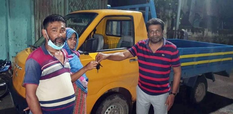বাবলু দম্পতিকে কাউন্সিলর বাবুর মিনি ট্রাক উপহার
