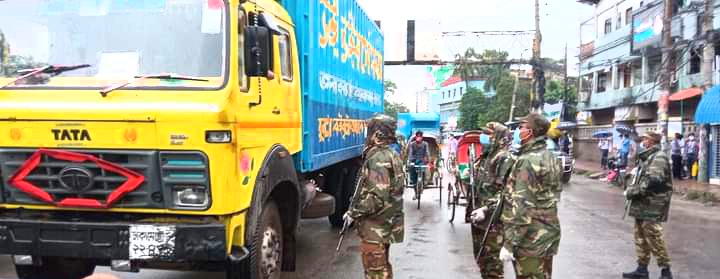 লকডাউন কার্যকরে না:গঞ্জের রাস্তায় সেনাবাহিনী