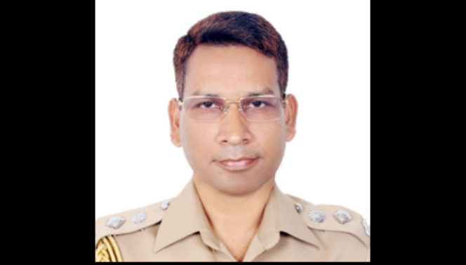 করোনায় ঝুঁকি নিয়ে সেবা দিয়ে যাচ্ছে পুলিশ