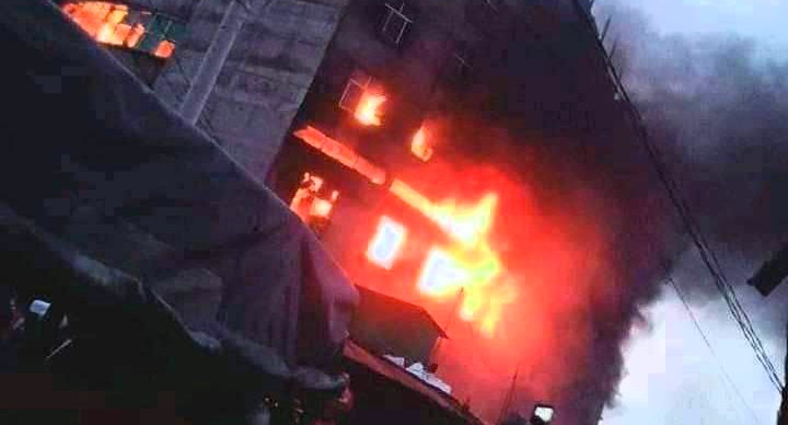 ১৮ ঘণ্টায়ও নিয়ন্ত্রণে আসেনি রূপগঞ্জে জুস কারখানার আগুন