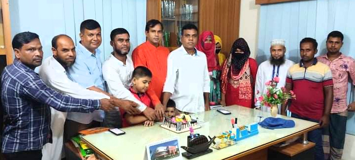 কেককেটে শেখ রেহানার জম্মদিন পালন করলেন এড. স্বপন ভূঁইয়া