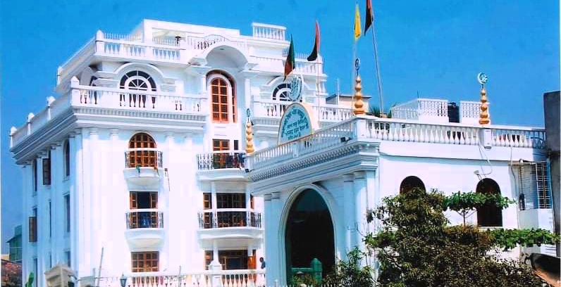 যার ব্যাংক অ্যাকাউন্ট নেই তার কোটি টাকার রাজপ্রাসাদ!