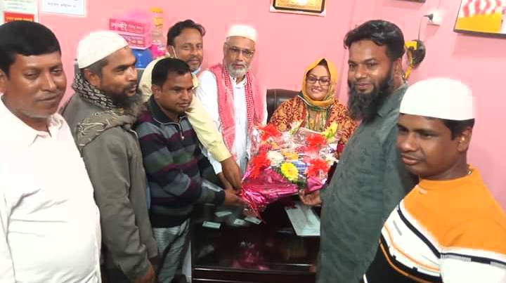 মহানগর মহিলা দলের সেক্রেটারি দিনাকে যুবদলের ফুলেল শুভেচ্ছা