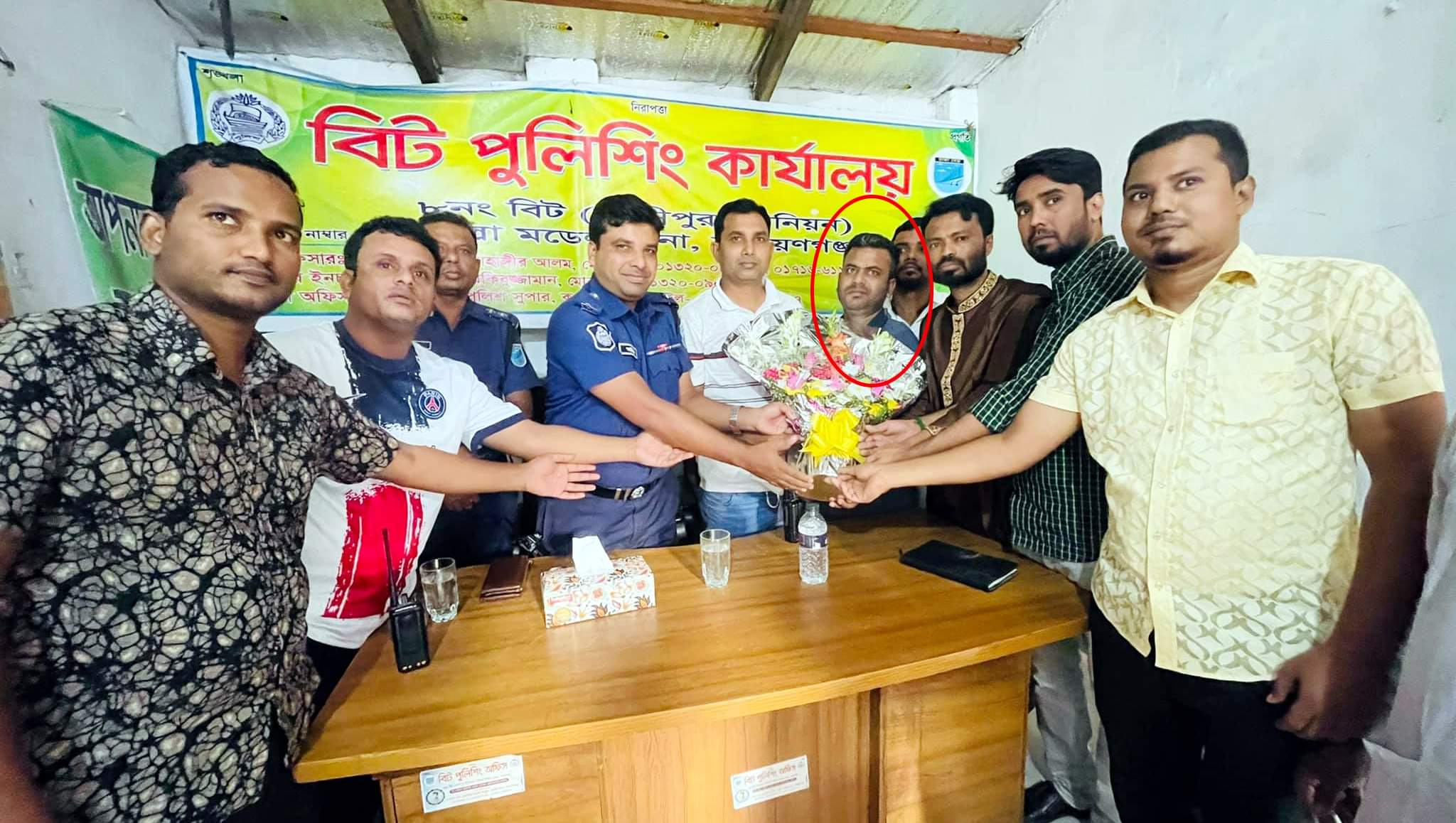 পুলিশকে শুভেচ্ছা জানাচ্ছে মাদক ব্যবসায়ী!