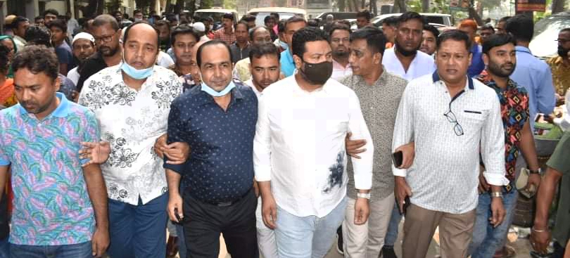 আন্দোলনে নেই, ফটোসেশনে আজাদ!