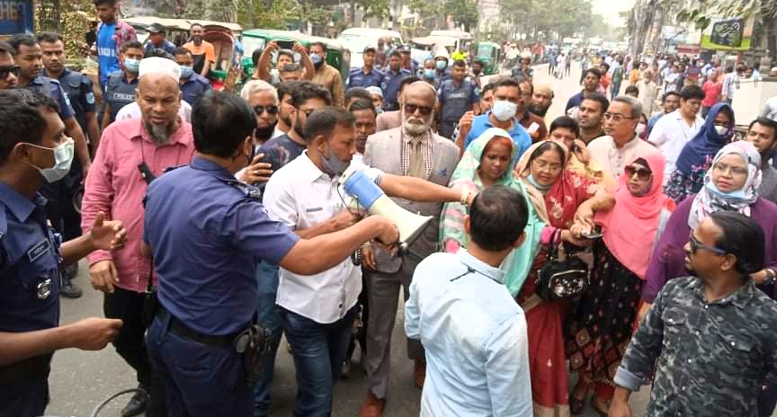 পুলিশ দেখে বক্তব্য শেষ না করেই পালালেন তৈমুর!