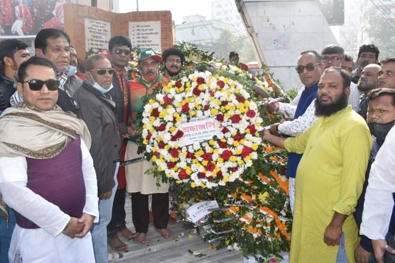 মহান বিজয় দিবসে জেলা ও মহানগর জাতীয় পার্টির পুষ্পস্তবক অর্পণ
