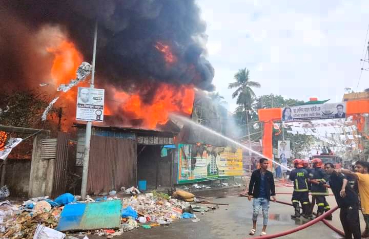 নিতাইগঞ্জে ককশিটের গুদামে ভয়াবহ আগুন