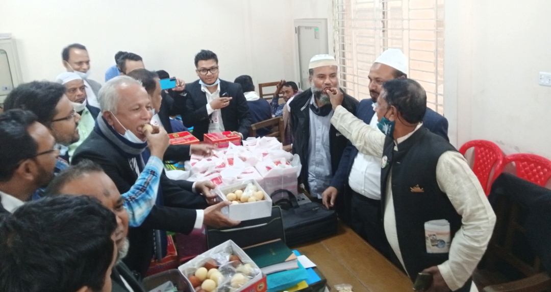 আইভীর বিজয়ে আদালতপাড়ায় এড. দিপুর মিষ্টি বিতরণ