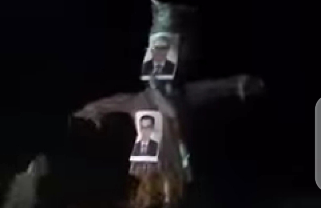 আড়াইহাজারে মামুন মাহমুদের কুশপুত্তলিকা দাহ