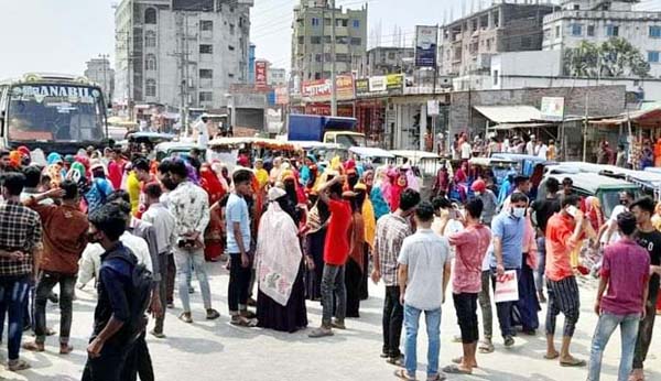 বকেয়া বেতনের দাবিতে না:গঞ্জে গার্মেন্টস শ্রমিকদের সড়ক অবরোধ
