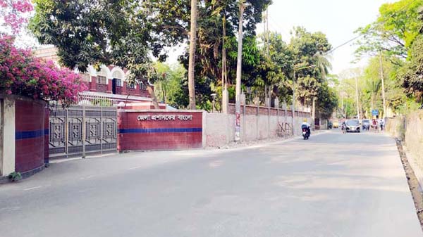 ডিসি বাংলোর সামনে রোজ ছিনতাই, নির্বিকার প্রশাসন