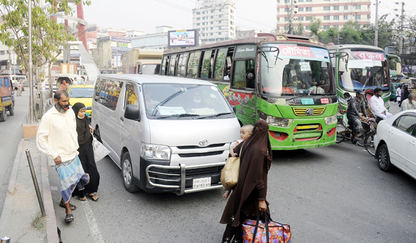 ঝুঁকি নিয়েই পারাপার, এই দূর্ভোগের শেষ কোথায়!