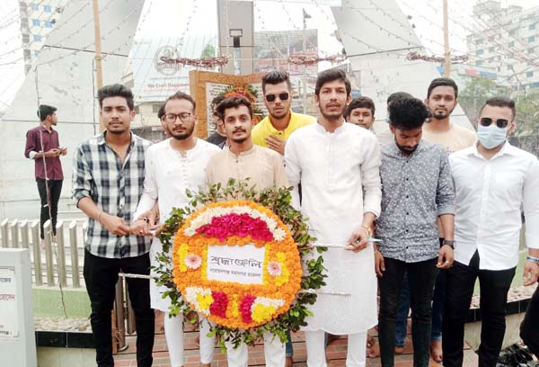 ইব্রাহীম বাবুর নেতৃত্বে বিজয় স্তম্ভে পুস্পস্তবক অর্পণ