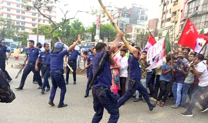 না’গঞ্জে হরতালের সমর্থনে মিছিল, পুলিশের লাঠিচার্জ