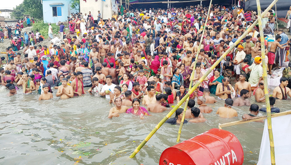 পাপমোচনের আশায় লাঙ্গলবন্দের অষ্টমীস্নানে লাখো পুণ্যার্থীর ঢল