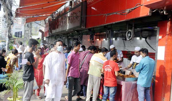 ফুটপাত দখল করে সুগন্ধা প্লাসের ইফতার বিক্রি