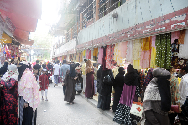 না:গঞ্জে জমজমাট ঈদ কেনাকাটা