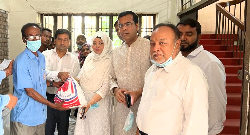 আইনজীবী সহকারীদের ঈদ উপহার দিলেন বার সভাপতি