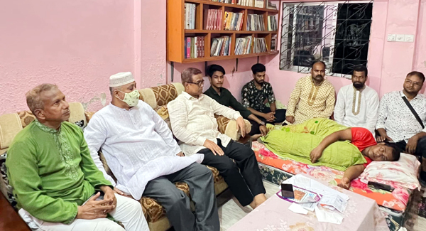 অসুস্থ্য সাগর প্রধানের শয্যাপাশে এডভোকেট সাখাওয়াত