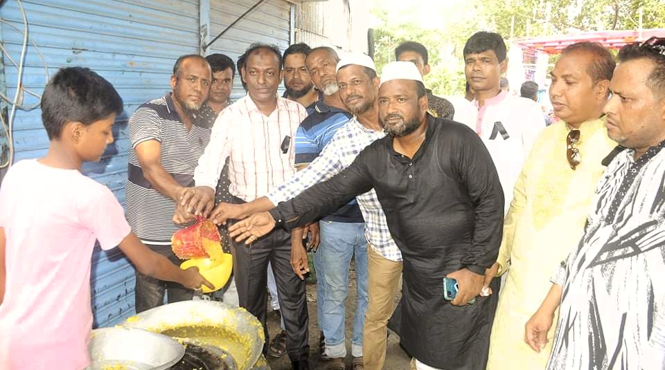 আক্তারুজ্জামানের উদ্যোগে সিদ্ধিরগঞ্জে দোয়া ও খাবার বিতরণ