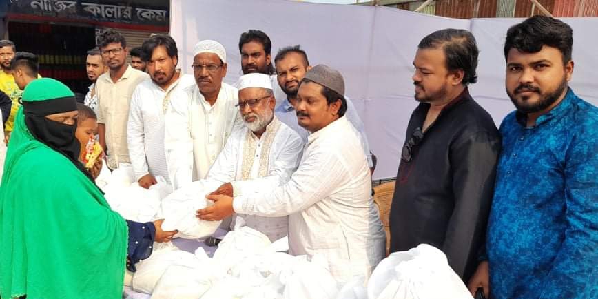 ঈদুল ফিতর উপল‌ক্ষে নান্নুর উ‌দ্যো‌গে অসহায়‌দের খাদ‌্য সামগ্রী বিতরণ