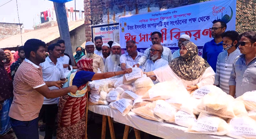 ইসদাইর কাপড়পট্টি যুব সংগঠনের উদ্যোগে ঈদ উপহার বিতরণ