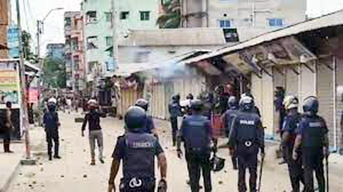 সিদ্ধিরগঞ্জে পুলিশ-জনতা সংঘর্ষে আহত ২০