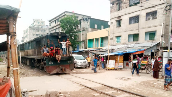 উকিলপাড়ায় অরক্ষিত লেভেল ক্রসিং, ঝুঁকিতে পারাপার
