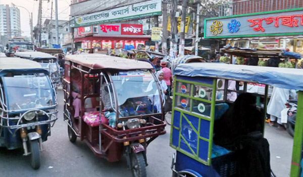নিষিদ্ধ ইজিবাইকে সয়লাব চাষাঢ়া, নির্বিকার প্রশাসন