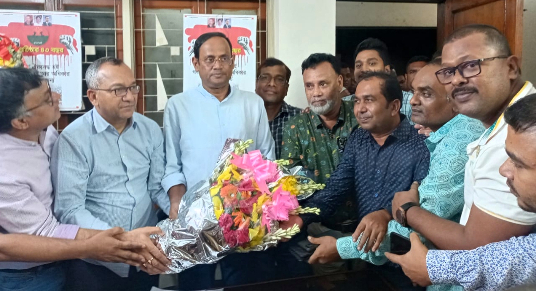 নবগঠিত কেন্দ্রীয় কমিটিকে ফুল দিয়ে শুভেচ্ছা জানালো না:গঞ্জ মহানগর যুবদল
