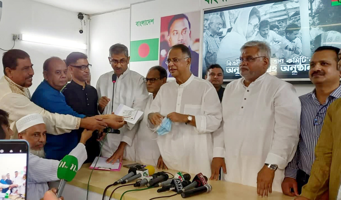 ত্রাণ তহবিলে জেলা বিএনপির অর্থ জমা