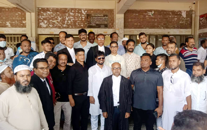 আদালতে বিএনপি নেতাকর্মীদের মিলনমেলা