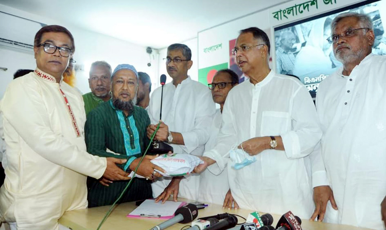 সাখাওয়াতের নেতৃত্বে মহানগর বিএনপির অর্থ জমা