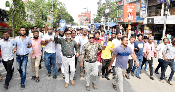 হারিকেন আর হাতপাখা নিয়ে মহানগর যুবদলের বিক্ষোভ 