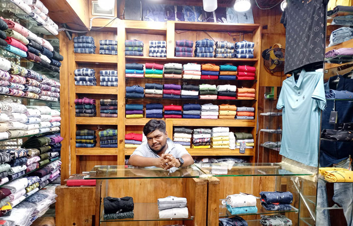 না:গঞ্জে জমেনি ঈদ কেনাকাটা, বিক্রেতাদের অলস সময়