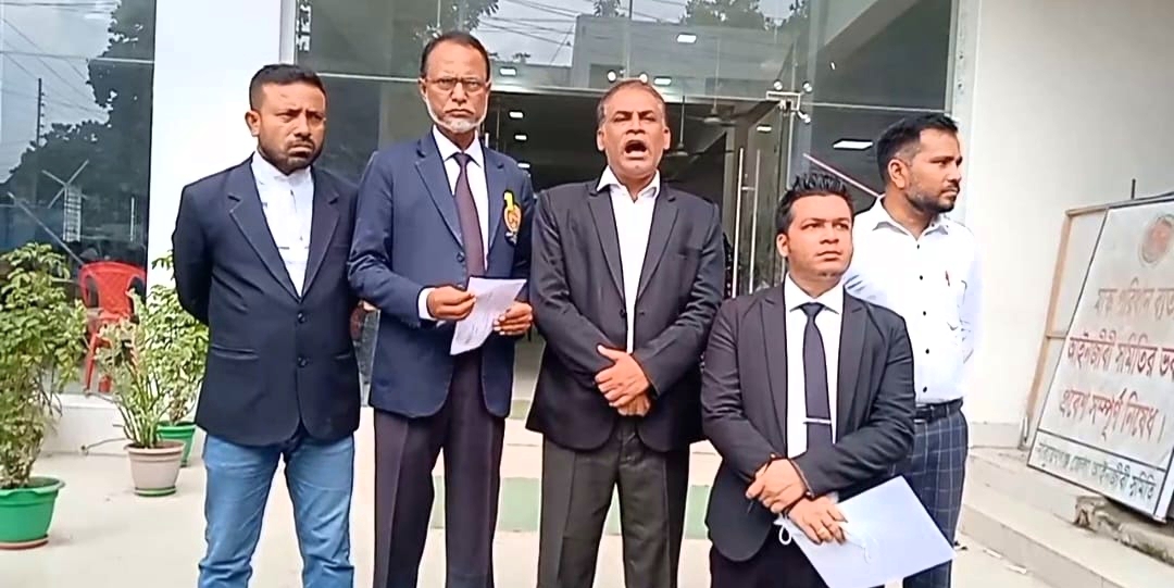 ৩০৯৯ টাকার দাবিতে পাঁচ আইনজীবীর মানববন্ধন