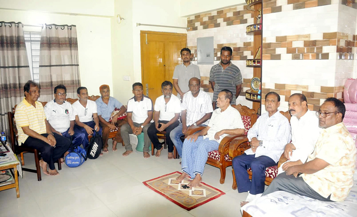 অসুস্থ ক্রীড়া সংগঠক ইসমাইল বাবুলের শয্যাপাশে ফটবল ক্লাব সমিতি