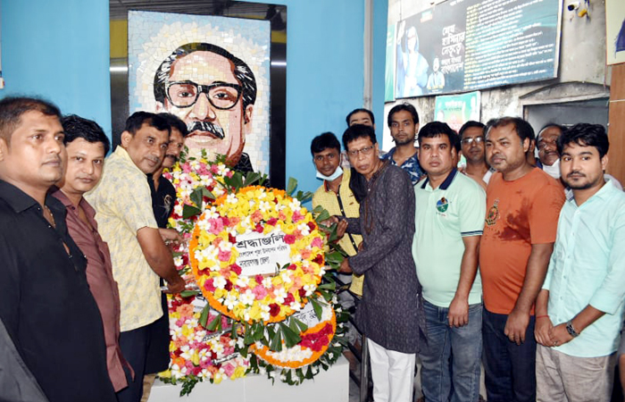 বঙ্গবন্ধুর শাহাদাতবার্ষিকীতে জেলা পূজা পরিষদের শ্রদ্ধাঞ্জলী নিবেদন